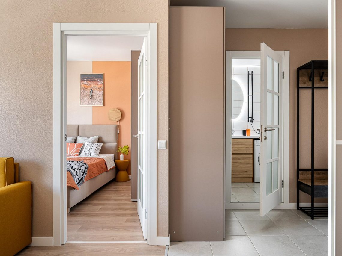 Kevés pénzből, meleg színárnyalatokkal felújított 33m2-es lakás