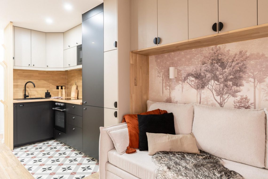 Kis nyaraló zseniális átalakítása: a teljesen elavult 27m2-es teret maximálisan kihasználta a tervező