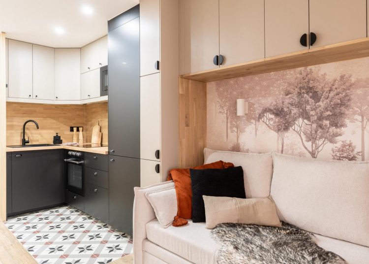 Kis nyaraló zseniális átalakítása: a teljesen elavult 27m2-es teret maximálisan kihasználta a tervező