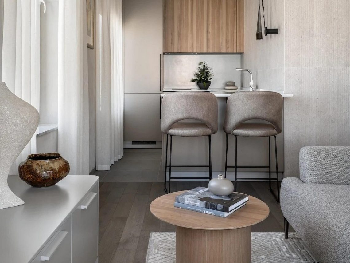 Lágy minimalista stílusú lakás, nyugodt színek, kellemes textúrák és semmi felesleges