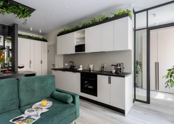 Leharcolt kis lakás modern átalakítása új elrendezéssel, 34m2