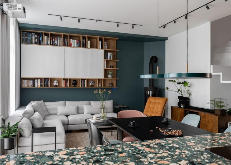 Mélyzöld szín és terrazzo: energikus és elegáns kombináció adott karaktert ennek a lakásnak