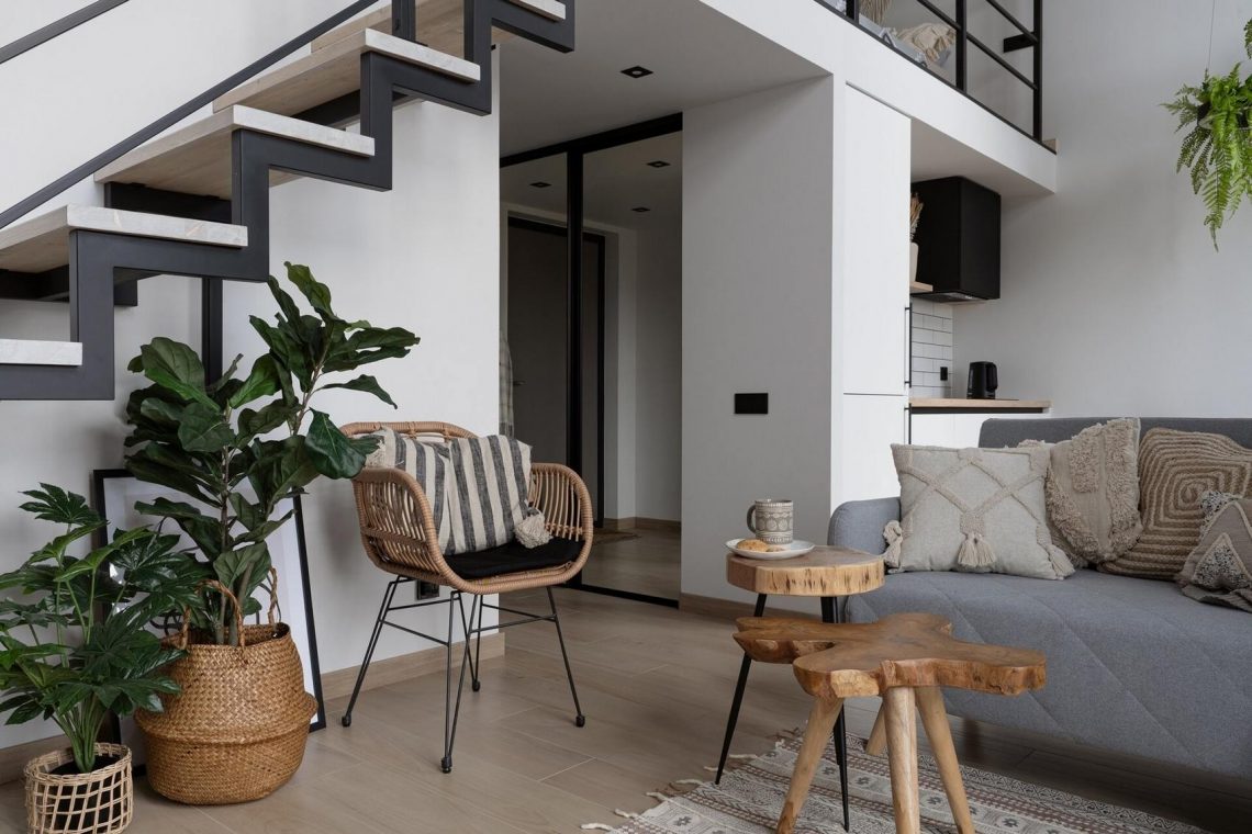 Modern berendezés sok fehérrel, fával, fekete kiegészítőkkel - kis lakás terasszal