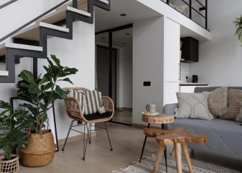 Modern berendezés sok fehérrel, fával, fekete kiegészítőkkel - kis lakás terasszal