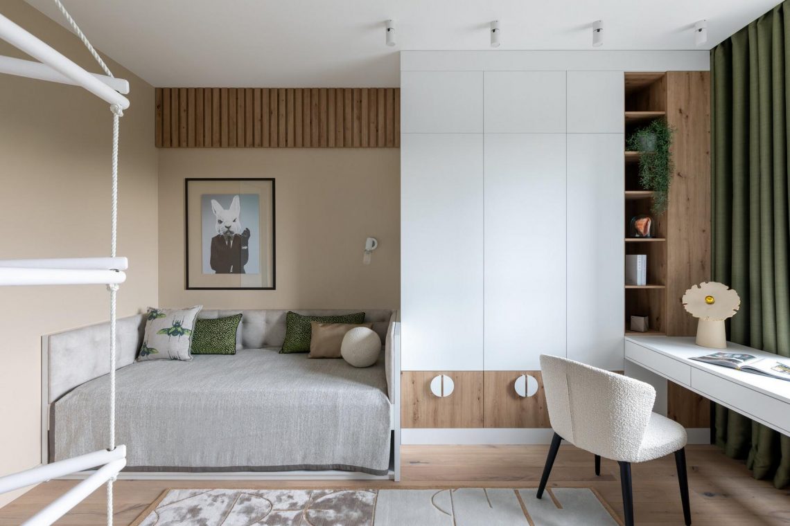 Modern, visszafogott belső terek természetes színpalettával háromfős család otthonában