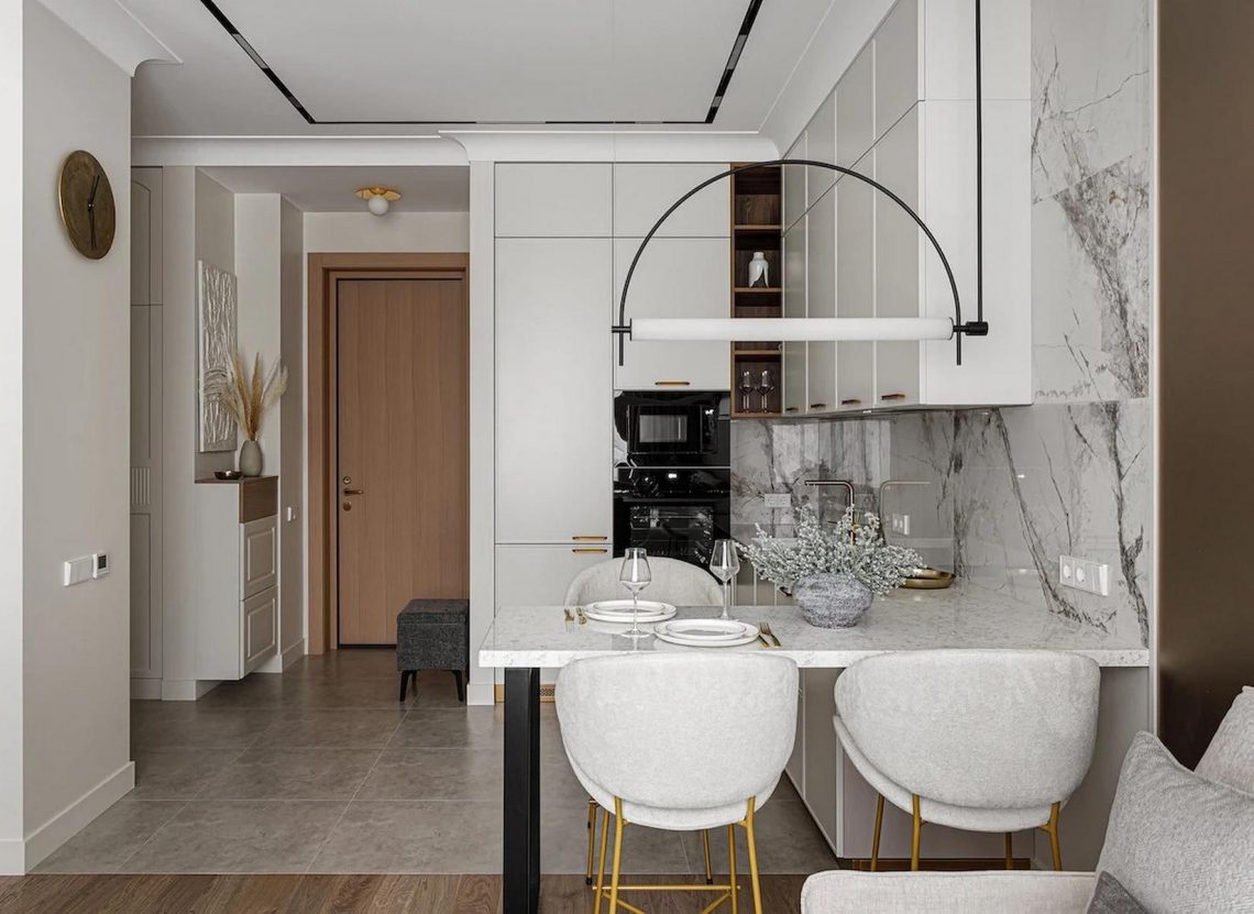 Hogyan lett 38m2 rendkívül elegáns és könnyed tér aranyszínű kiegészítőkkel, kellemes, világos árnyalatokkal