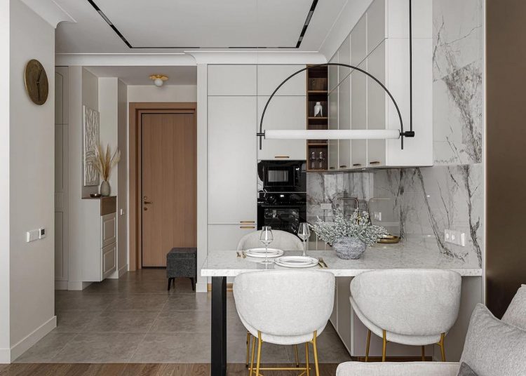 Hogyan lett 38m2 rendkívül elegáns és könnyed tér aranyszínű kiegészítőkkel, kellemes, világos árnyalatokkal