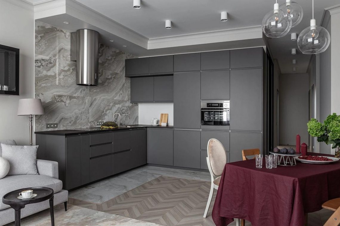 Tágas sarok konyha, szabálytalan alaprajz - család 78m2-es lakása