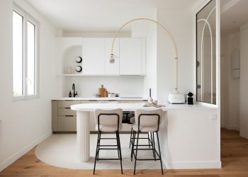 Teljesen egyedi berendezést kapott a 45m2-es lakás ívelt vonalakkal, kekizöld, terrakotta, fehér és bézs színekkel