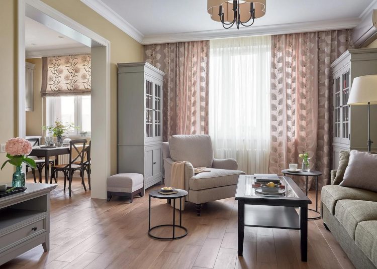 Tökéletes két embernek: házaspárnak berendezett lakásbelső angol és francia vidéki stílusban