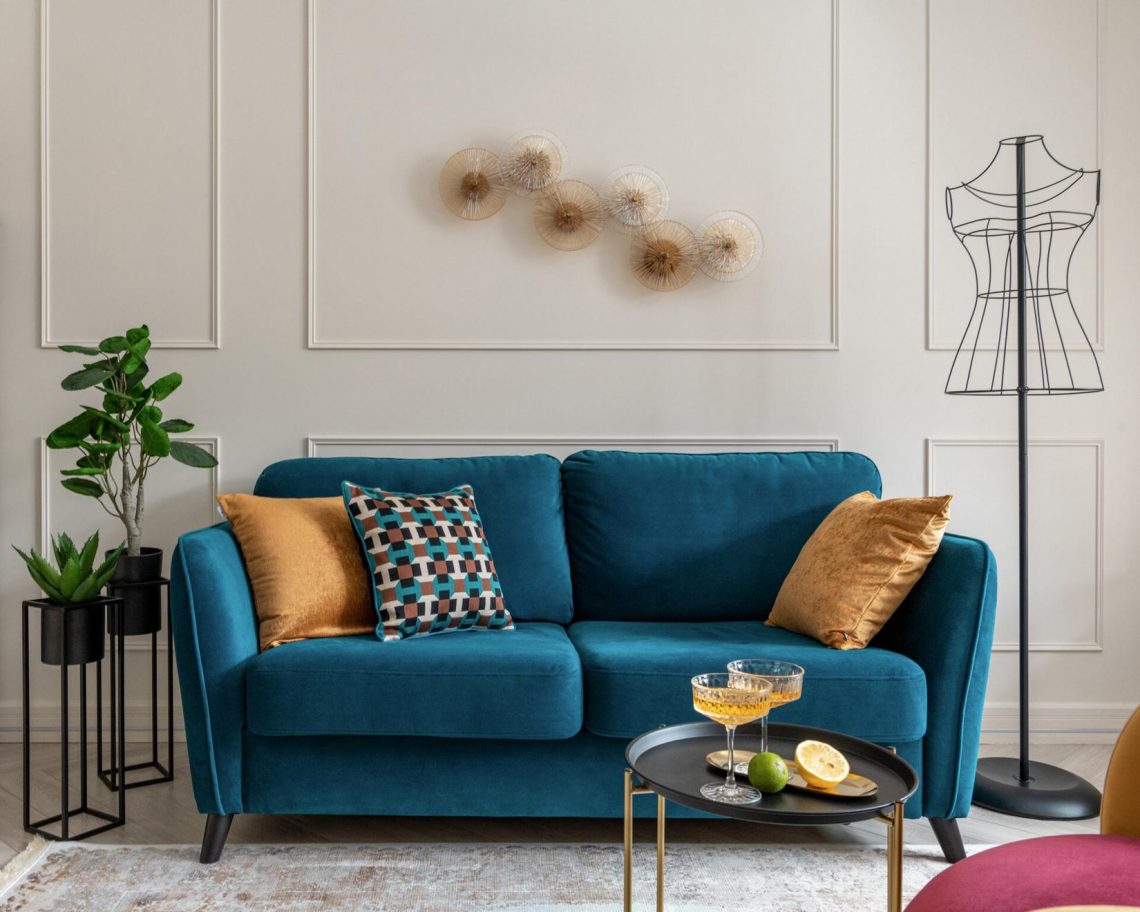 Ablak előtt dobogóra emelt dolgozósarok ággyal házaspár színes, 45m2-es otthonában