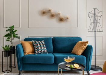 Ablak előtt dobogóra emelt dolgozósarok ággyal házaspár színes, 45m2-es otthonában