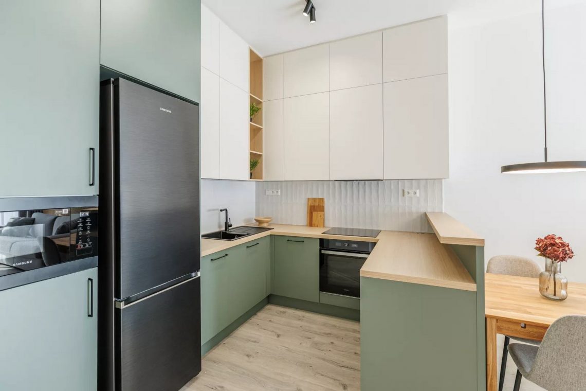 Kényelmes magasságban elhelyezett mikrohullámú sütő