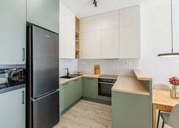 Kényelmes magasságban elhelyezett mikrohullámú sütő