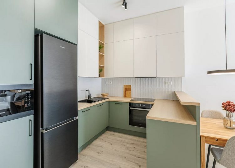 Kényelmes magasságban elhelyezett mikrohullámú sütő