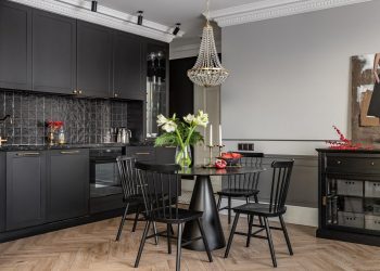 Fekete részletek teszik egészen különlegessé a 72m2-es lakás berendezését