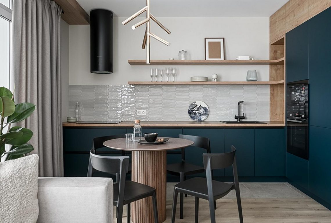 Fiatal, otthonról dolgozó aktív nő szép lakása