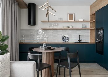 Fiatal, otthonról dolgozó aktív nő szép lakása