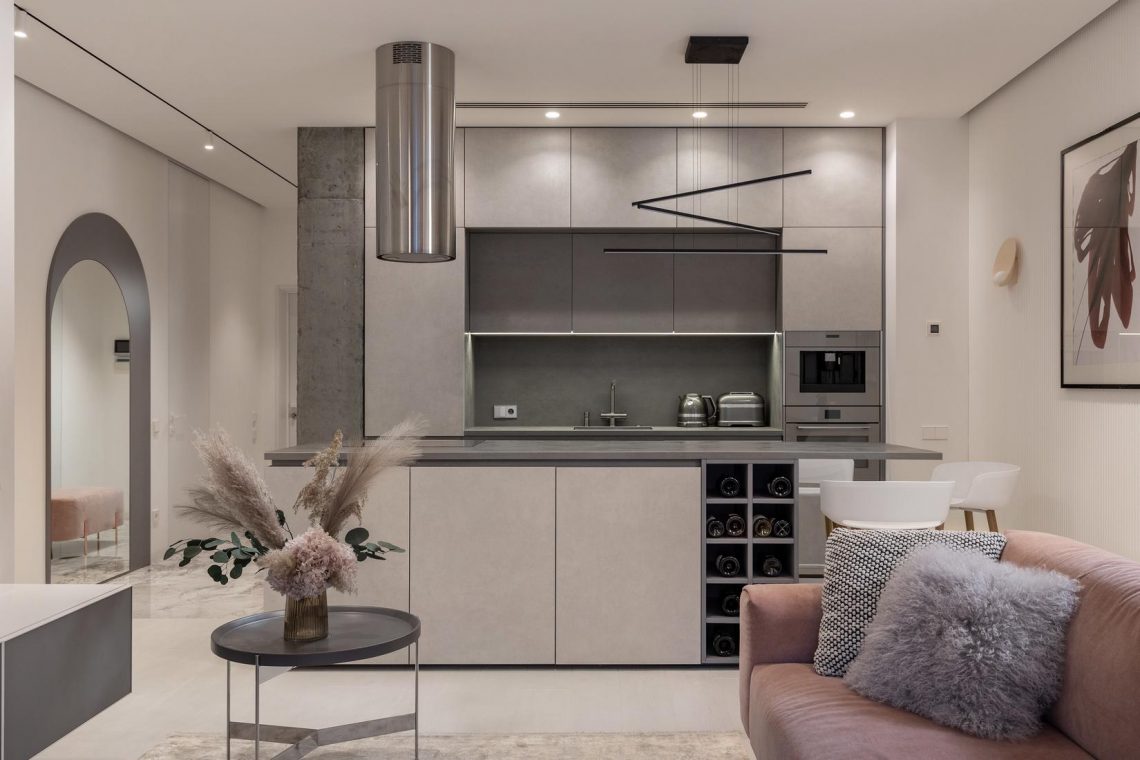 Gyönyörű nagy lakás a növény- és állatvilág motívumaival, játszószobával