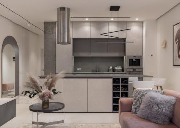 Gyönyörű nagy lakás a növény- és állatvilág motívumaival, játszószobával