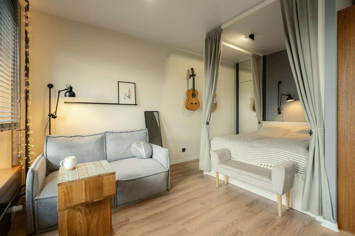 Lakóparkban vásárolt kis lakást rendezett be a tervező fiatal nő ügyfelének