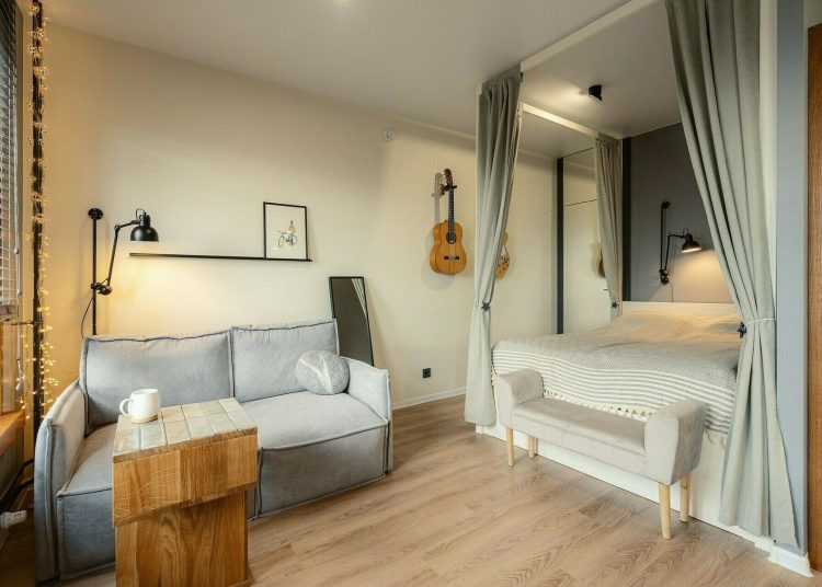 Lakóparkban vásárolt kis lakást rendezett be a tervező fiatal nő ügyfelének