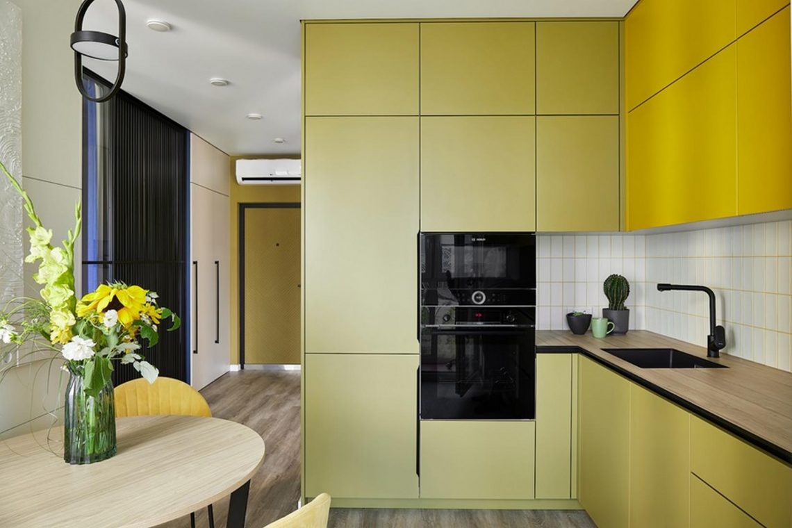 Nyárias, energiával teli modern berendezés fiatal pár otthonában