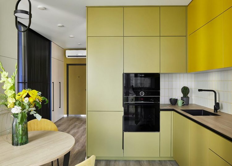 Nyárias, energiával teli modern berendezés fiatal pár otthonában