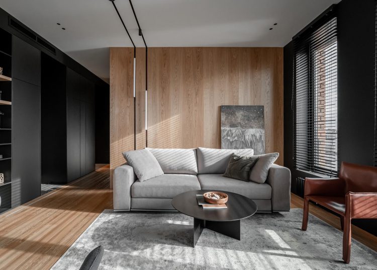 Nyugodt enteriőr fa és sötét, tompa árnyalatok dominanciájával, 56m2