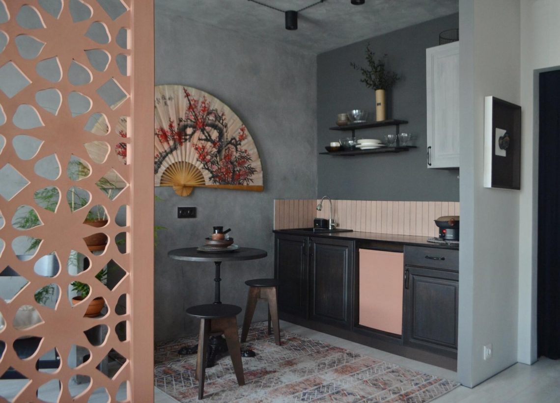 Saját ötletekkel és munkával rendezte be különlegesen a fiatal nő a 25m2-es pici lakást