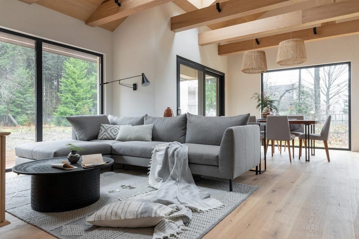 Skandináv minimalizmus, természetes anyagok: fiatal család egyszintes háza festői környezetben, 111m2