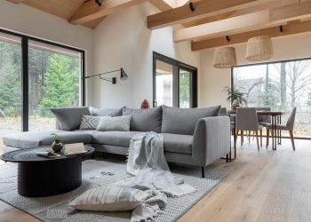 Skandináv minimalizmus, természetes anyagok: fiatal család egyszintes háza festői környezetben, 111m2