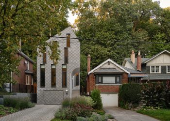 Szűk telken épült családi ház látványos szerkezettel