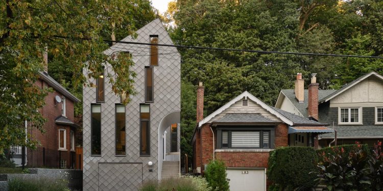 Szűk telken épült családi ház látványos szerkezettel