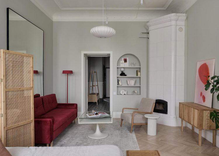 Franciás hangulatot kapott a fiatal nő otthona - szabálytalan alakú, 45m2-es lakás régi bérházban