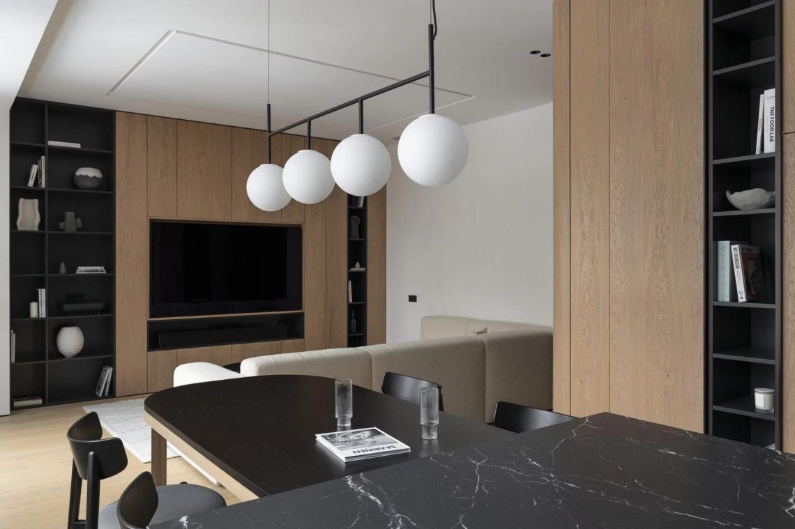 Házaspár minimalista lakása fekete, fehér és természetes fa színpalettával