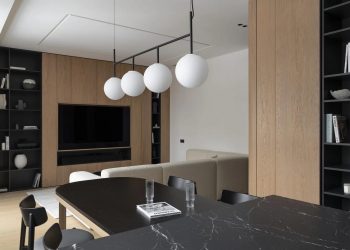 Házaspár minimalista lakása fekete, fehér és természetes fa színpalettával