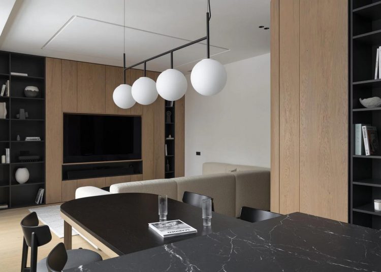 Házaspár minimalista lakása fekete, fehér és természetes fa színpalettával