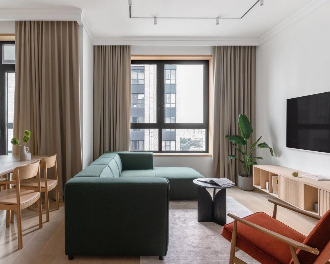 Modern lakásbelső fiatal pár otthonában: nyugalom, természetesség és funkcionalitás