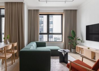 Modern lakásbelső fiatal pár otthonában: nyugalom, természetesség és funkcionalitás