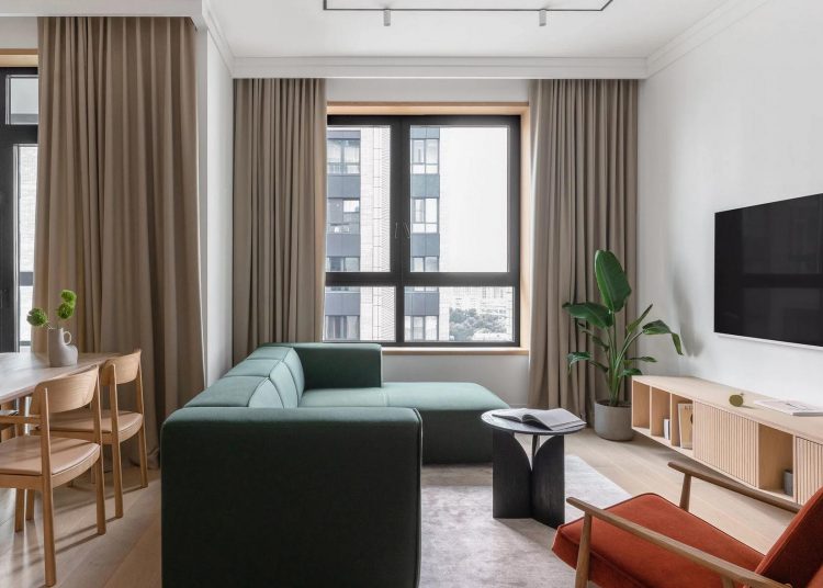 Modern lakásbelső fiatal pár otthonában: nyugalom, természetesség és funkcionalitás