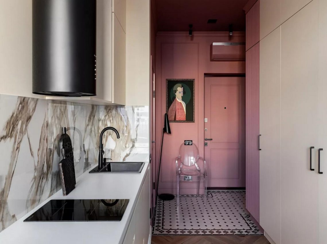 Neoklasszikus stílus és az éretlen füge színe egy pici belvárosi lakásban, 24m2