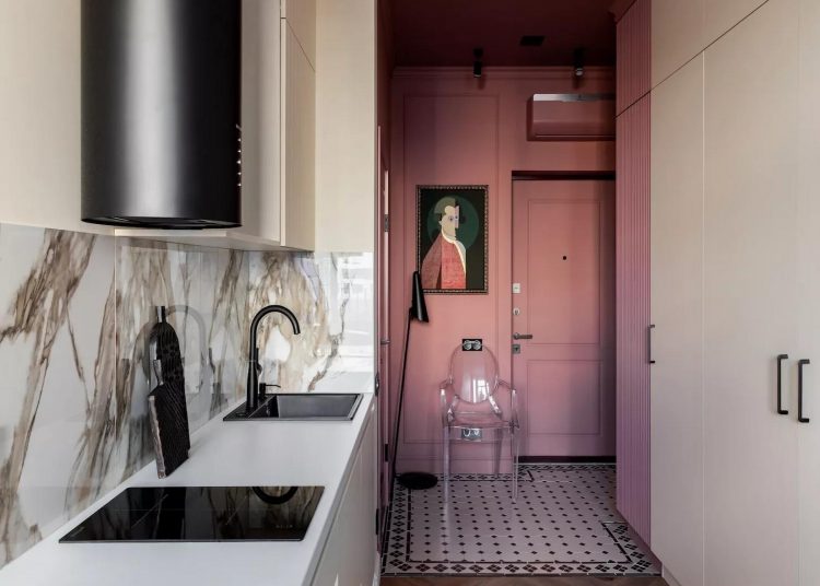 Neoklasszikus stílus és az éretlen füge színe egy pici belvárosi lakásban, 24m2