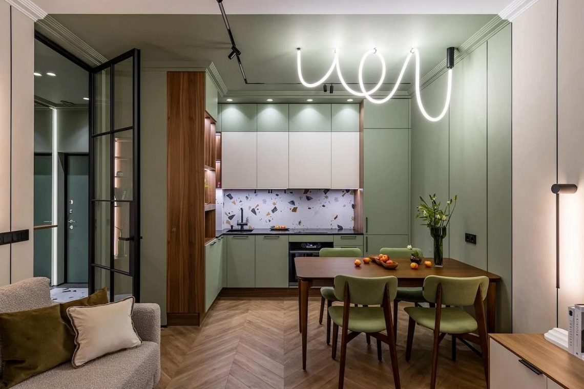 Pisztácia zöld és bézs, divatos, nyugodt színkombináció sok meleg fával 46m2-en