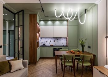 Pisztácia zöld és bézs, divatos, nyugodt színkombináció sok meleg fával 46m2-en