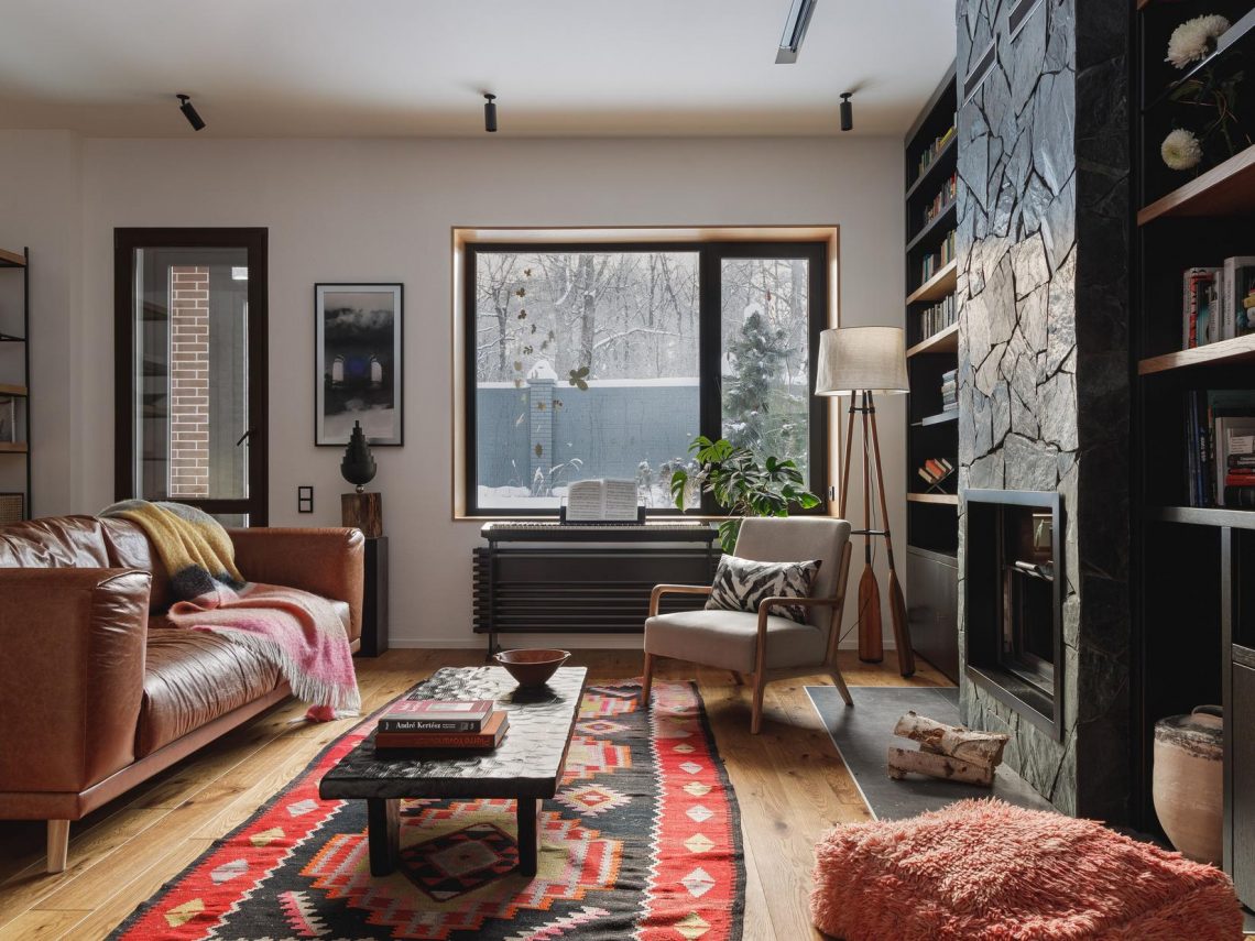 Vidéki ház otthonos és meleg, természetes dekorációval, sok zöld növénnyel