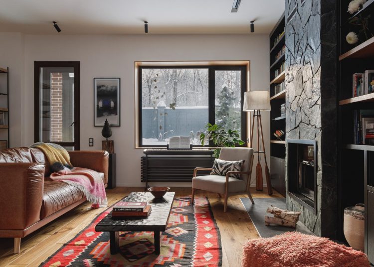 Vidéki ház otthonos és meleg, természetes dekorációval, sok zöld növénnyel