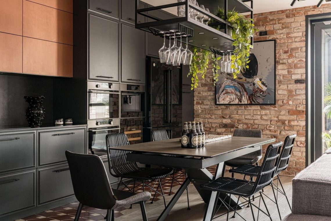 Családi otthon loft, modern és színes elemekkel berendezve, két gyerekszobával