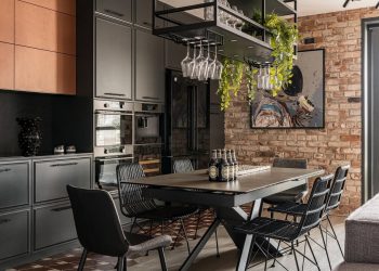 Családi otthon loft, modern és színes elemekkel berendezve, két gyerekszobával