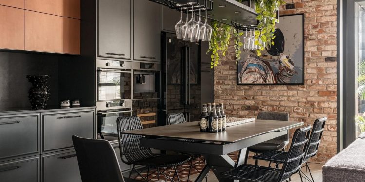 Családi otthon loft, modern és színes elemekkel berendezve, két gyerekszobával
